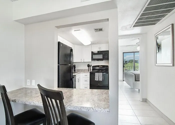 128 Fully Furnished 1br Suite-prime Location *