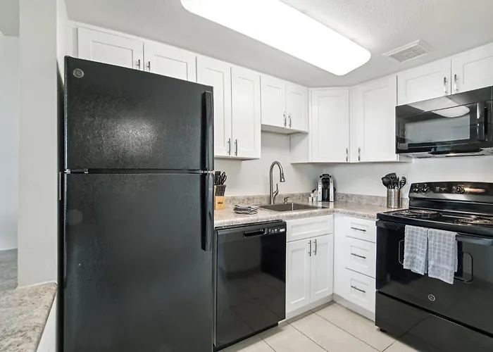 128 Fully Furnished 1br Suite-prime Location *